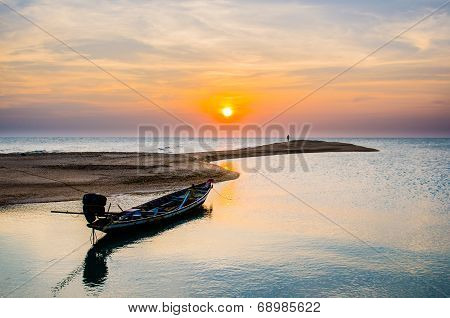 Long-tailed Boat Cast Anchor.