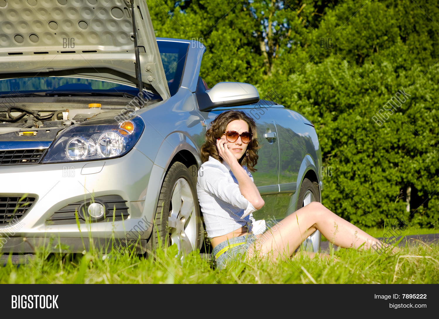 Девушка возле автомобиля скромная. Описалась возле машины. Зима девушка автомобиль. Мытье машины во дворе. Девушка на грязном автомобиле.