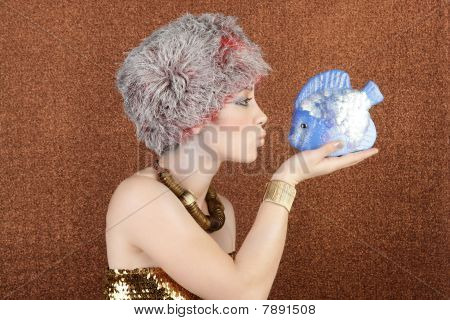 Siver und gold Fashion Frau kiss Fisch auf bronze