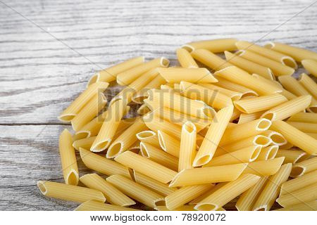Pene pasta pile