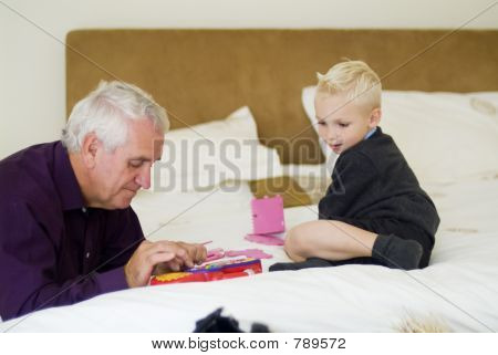 nonno e nipote giocando sul letto