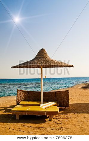 Opuštěné slunečník a žlutý ručník na Resort.