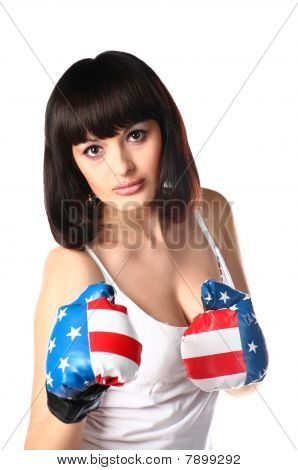 Belle fille en gants de boxe.