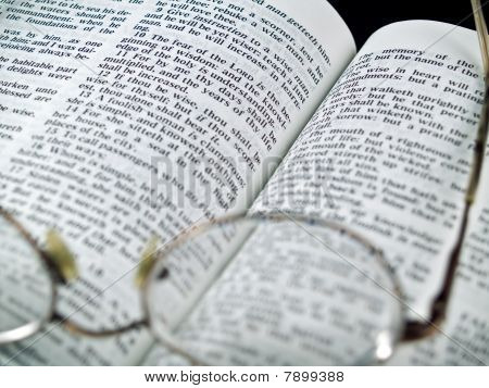 พระคัมภีร์เปิดหนังสือสุภาษิตกับแว่นตา