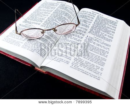 พระคัมภีร์เปิดหนังสือสุภาษิตกับแว่นตา