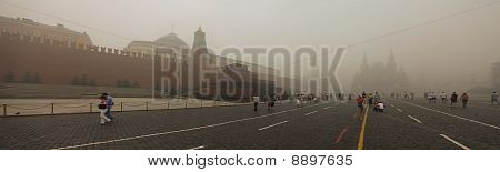 Smog w Moskwie, Rosja. Kreml. Plac czerwony.