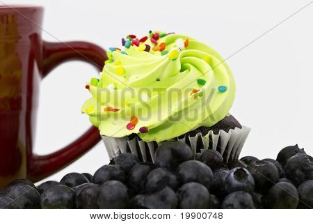 Rødt krus og Cupcake med grønne Frosting omgivet af Blueberries_1627