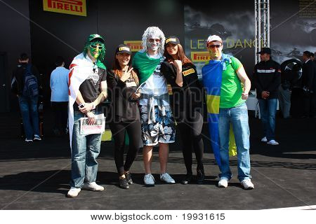 Formel 1 Fans poserede med Pirelli piger før Race