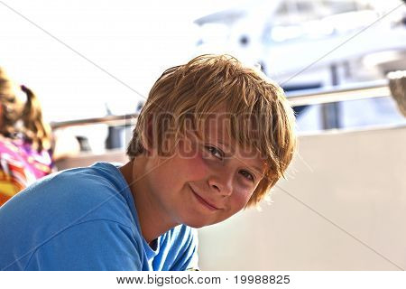 Ung dreng smiler og ser sikker