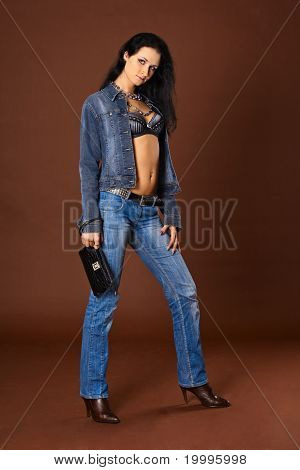 Junge Frau im modischen Jeans mit einer Handtasche