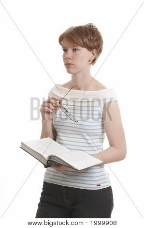 Jeune fille qui tient le livre