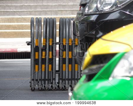 expandable traffic barrier for temporary traffic control