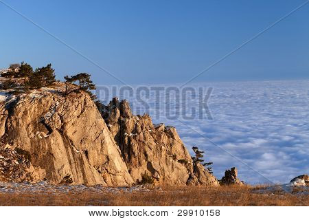 Montagne al tramonto e mare di nuvole