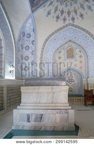 Shakhrisabz, Uzbekistan - October 16, 2016: Interior Of The Mausoleum Sheikh Shamsiddin Kulol At Dor