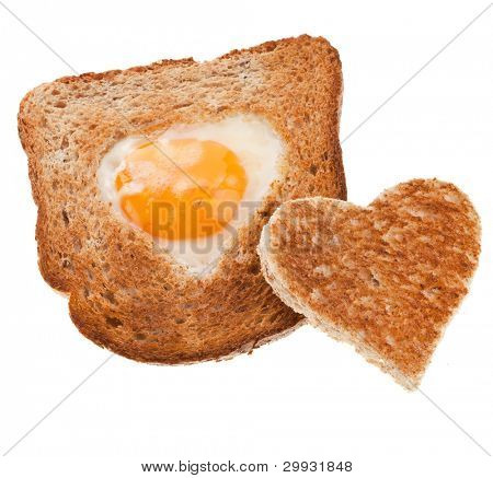 Wytnij kawałek chleba toast w kształcie serca z jajkiem izolowany na białym tle