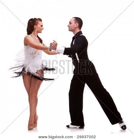 흰색 바탕에 젊은 부부를 춤. 열정적인 살사 댄서