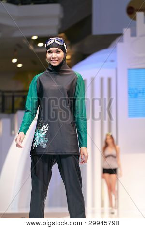 Malásia - 2 de maio de 2011: pista de Andrewsmodels no 1Utama Ogival Swim Wear coleção para 2011