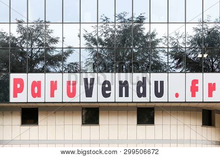 Lyon, France - October 25, 2018: Paruvendu Logo On A Wall. Paruvendu Is A Free Newspaper Of Ads From