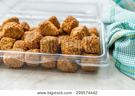 Turkish Salty Bakery Bagel Balls Kahke Simit With Sesame Seeds / Salted Snacks In Plastic Cup Packag