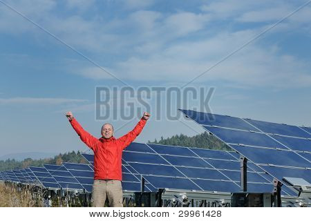 Engenheiro masculino no local de trabalho, a fábrica de painéis solares industy no fundo