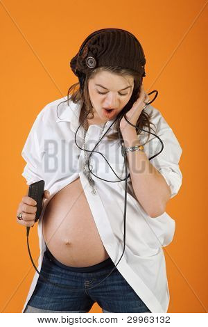 Gravid kvinde med musik