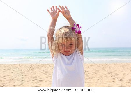 Hermosa niña en la playa