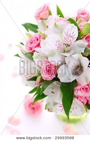alstroemeria bouquet e rosa su sfondo bianco isolato