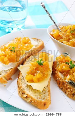 sándwich con variedad de queso y mango chutney, enfoque suave