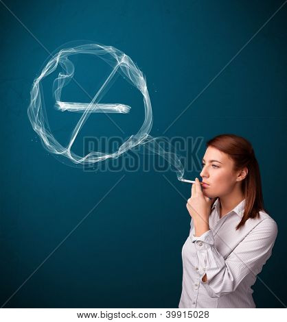 Cigarro de unheathy de fumar muito jovem senhora com nenhum sinal de fumar