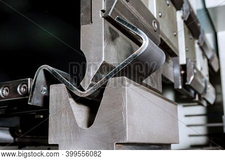 The Process Of Bending Sheet Metal On A Hydraulic Bending Machine