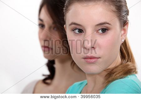 Mulheres jovens downcast