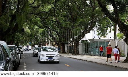 Salvador, Bahia, Brazil - December 14, 2020: Vehicles Are Seen On A Tree-lined Street In The Corredo