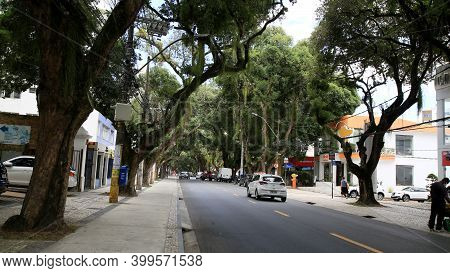 Salvador, Bahia, Brazil - December 14, 2020: Vehicles Are Seen On A Tree-lined Street In The Corredo