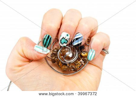 Femmine mani con Manicure moderna Jevelery Luxory e blu