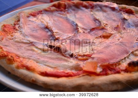 Ham pizza (prosciutto pizza)