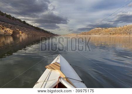 spedizione decked canoa e pagaia in legno su un lago di montagna stretta - Horsetooth Reservoir vicino Fort