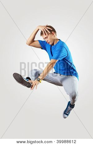 Ballerino hiphop giovane facendo un movimento su bianco