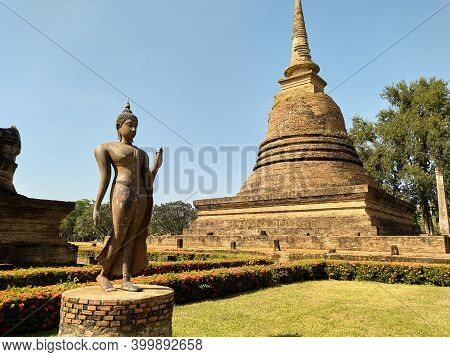 Sukhothai Thailand-28 November 2020:sukhothai Historical Park Phra Pang Leela Statue Is The Art Of S