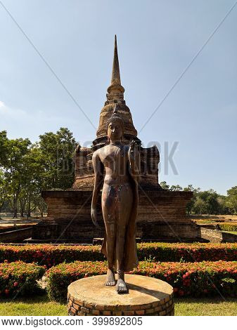 Sukhothai Thailand-28 November 2020:sukhothai Historical Park Phra Pang Leela Statue Is The Art Of S