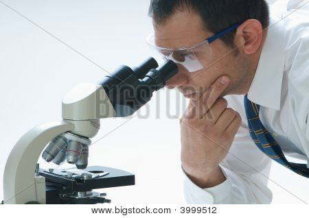 Sceientist és Mikroszkóp