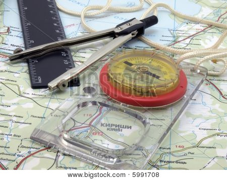 Kompass s nástroji na mapě