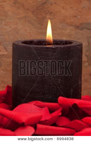 Candela e petali di rosa