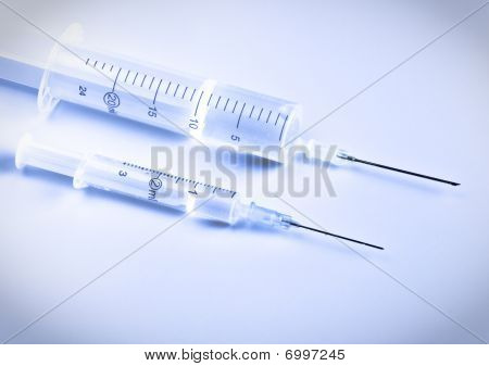 Dvě stříkačky s lékem