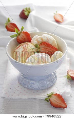 Vanilla ice-cream and strawberries