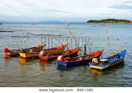 Barche di pescatori a Ko Lan Thailandia