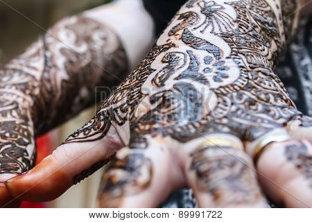 Designing Heena Is On Both Hands