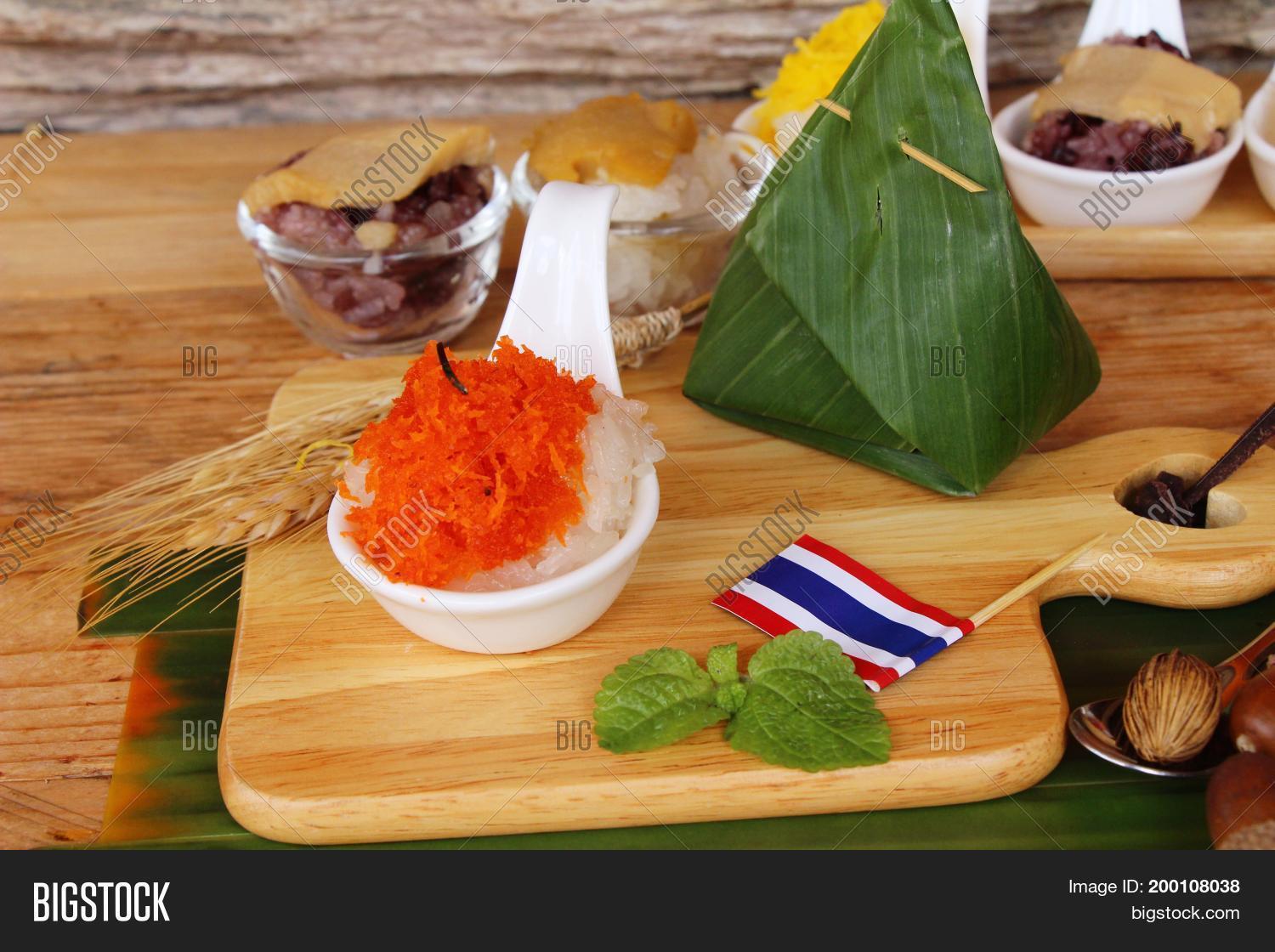 sticky rice with custard mixed pages thai dessert