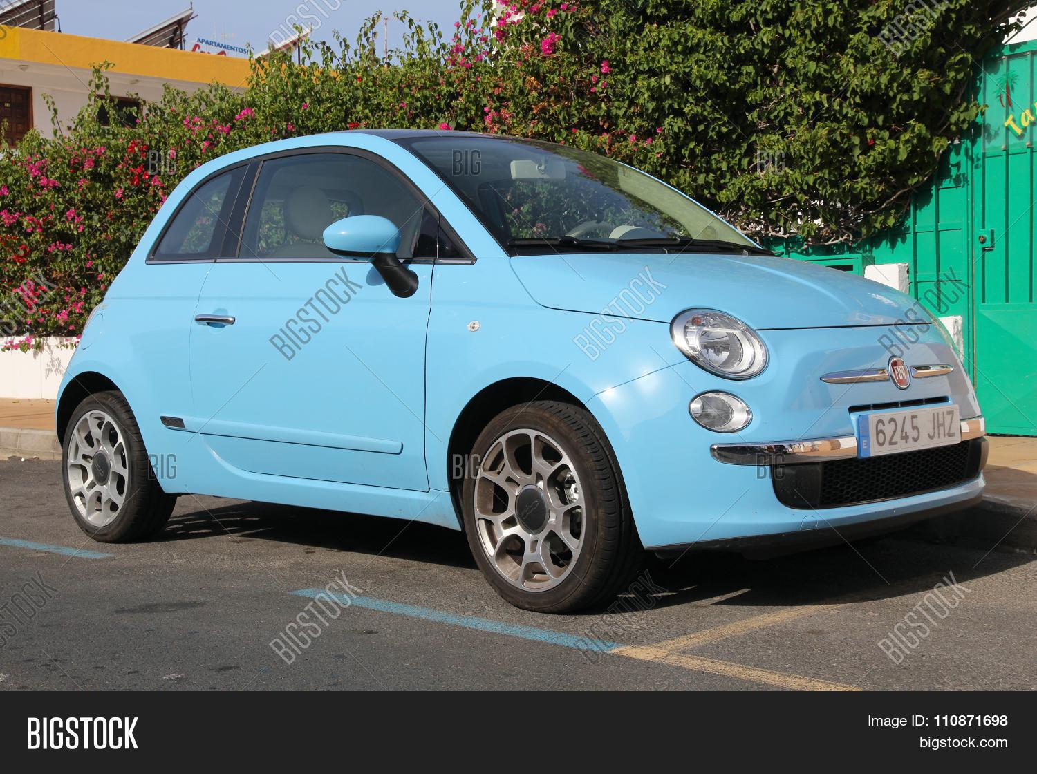 保存 gran canaria spain - december 3 2015: fiat 500 parked in