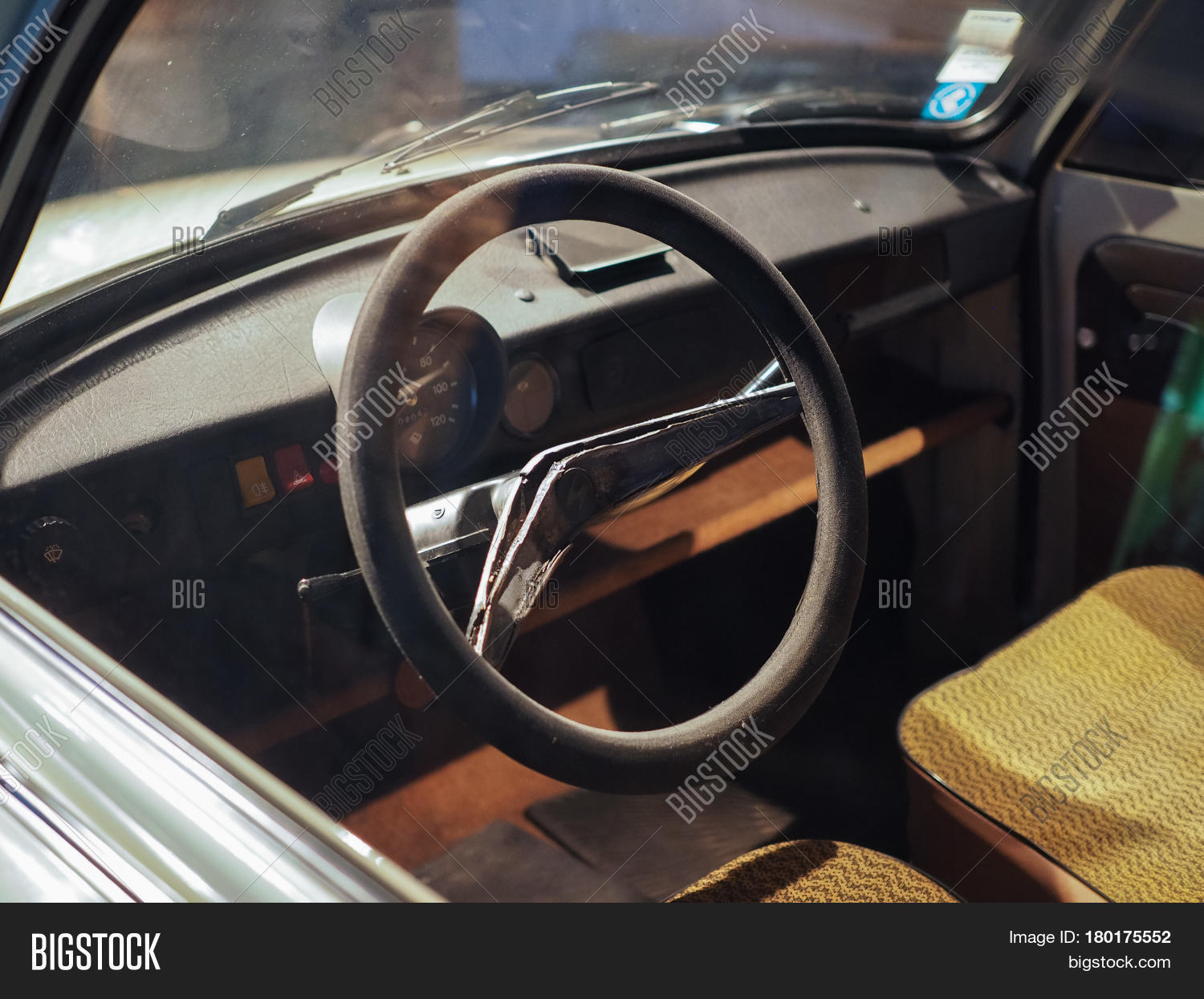 ancient cars at car museum in turin 库存照片和库存图片 | big