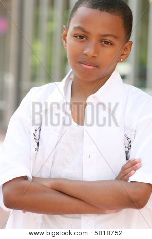 严重的非洲裔美国十几岁的男孩